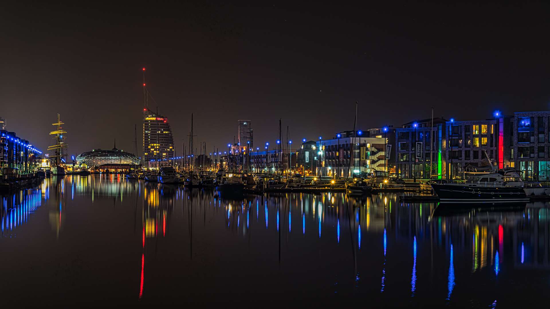 Bremerhaven - Neuer Hafen bei Nacht