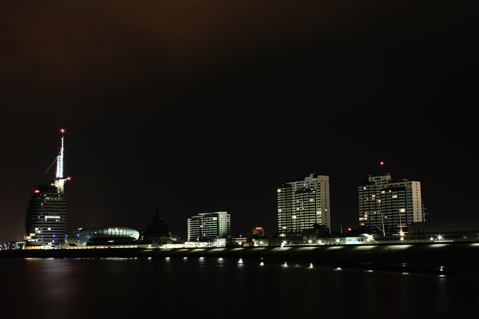 Bremerhaven Skyline bei Nacht