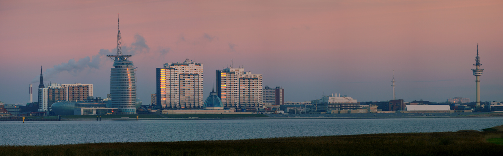 Bremerhavener Skyline bei Sonnenuntergang