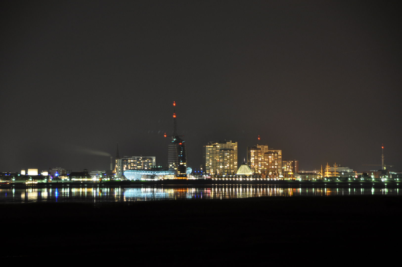 Bremerhavens Skyline bei Nacht von Blexen aus