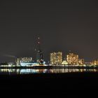 Bremerhavens Skyline bei Nacht von Blexen aus