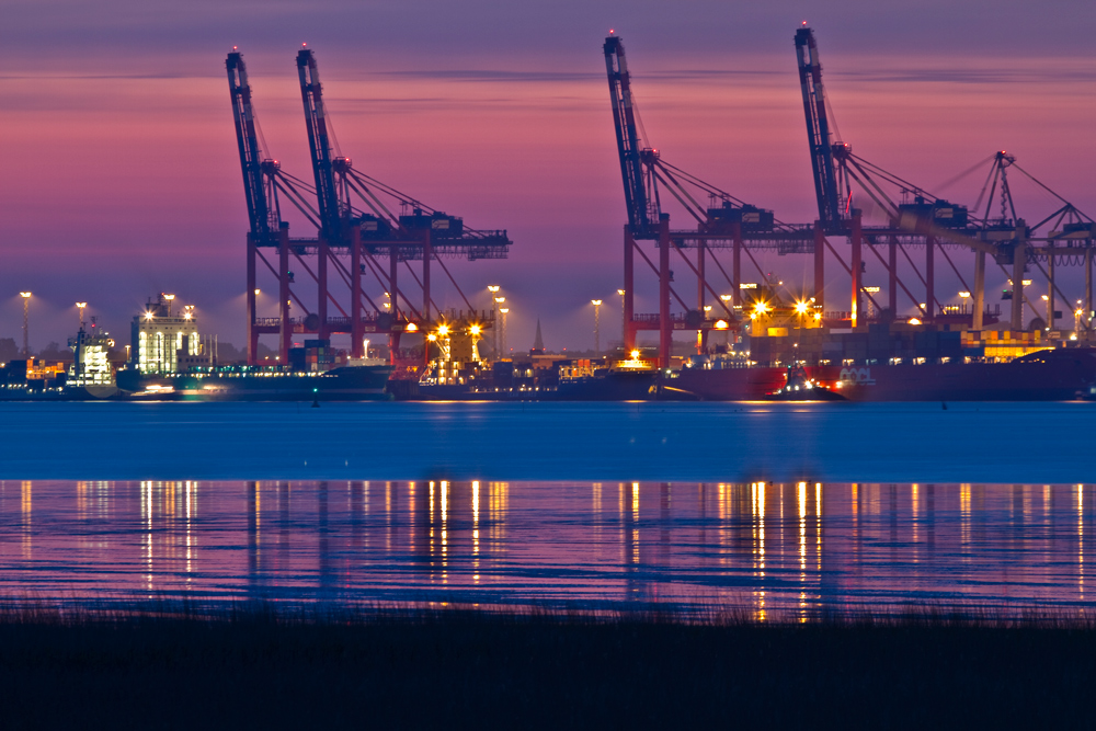 Bremerhavens Stromkaje am Abend