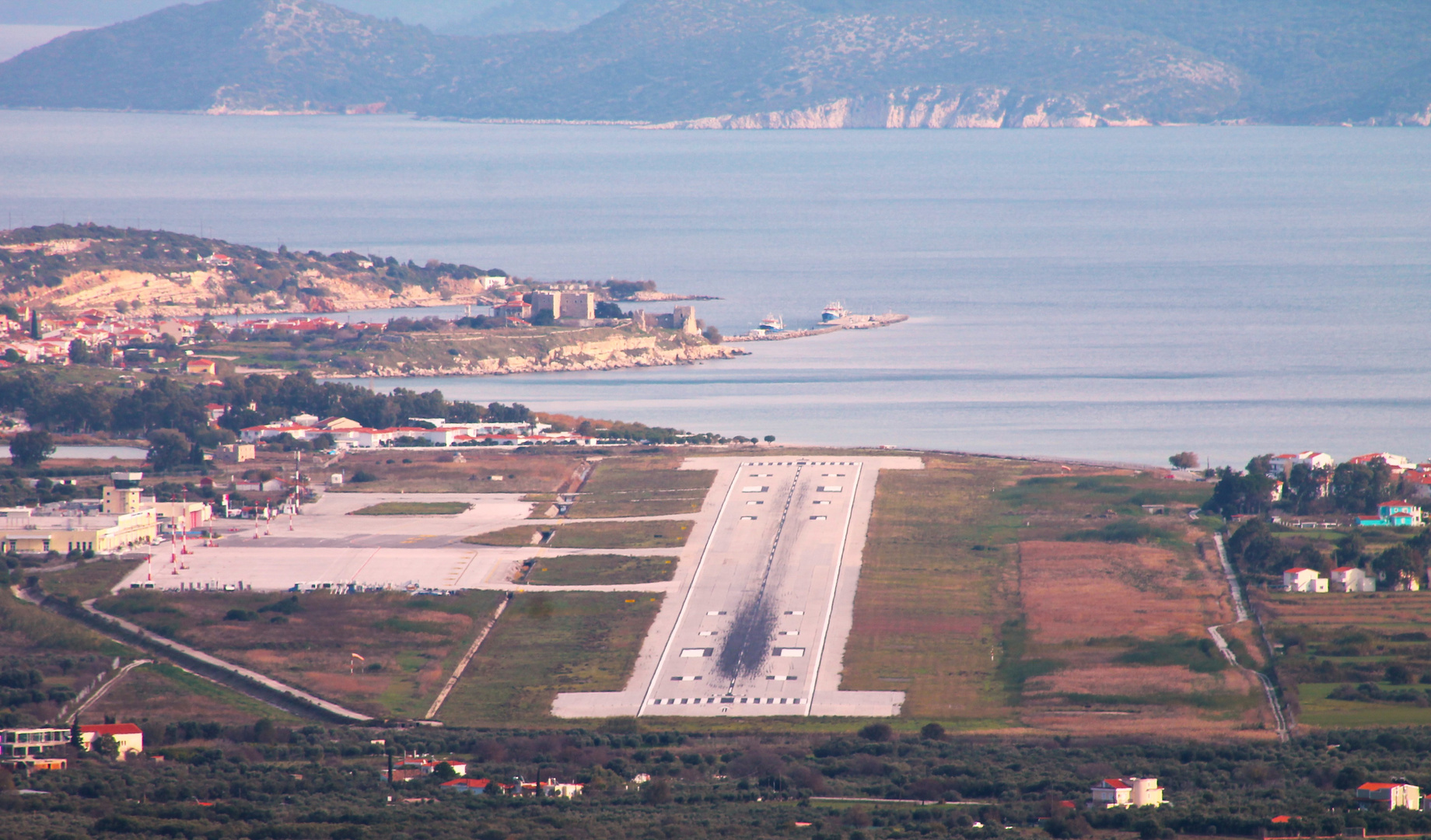 Bremsen !!! sind nur 2 km Landebahn auf Samos