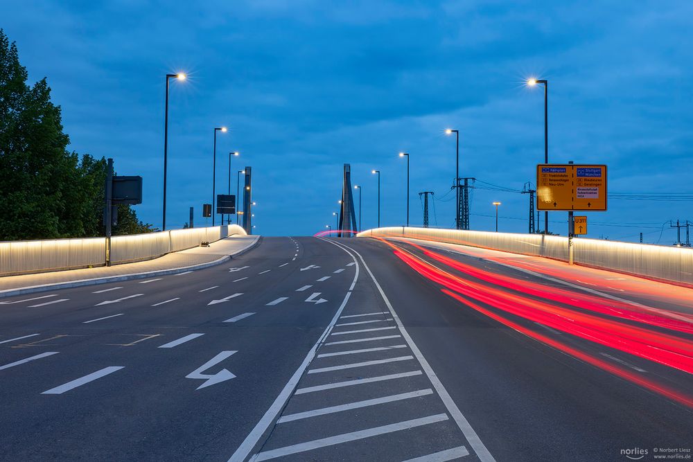 Bremslichter an der Ludwig-Erhard-Brücke in Ulm