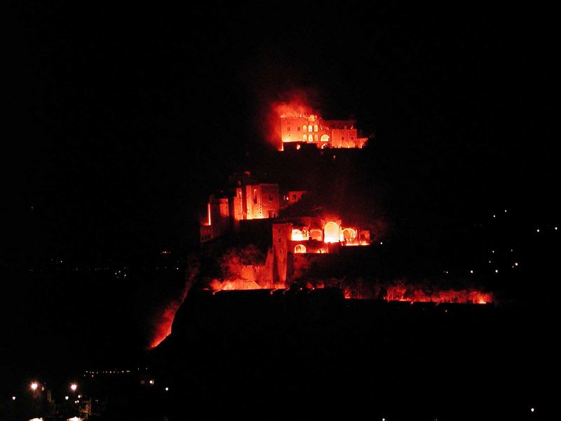 "brennende" Burg auf Ischia