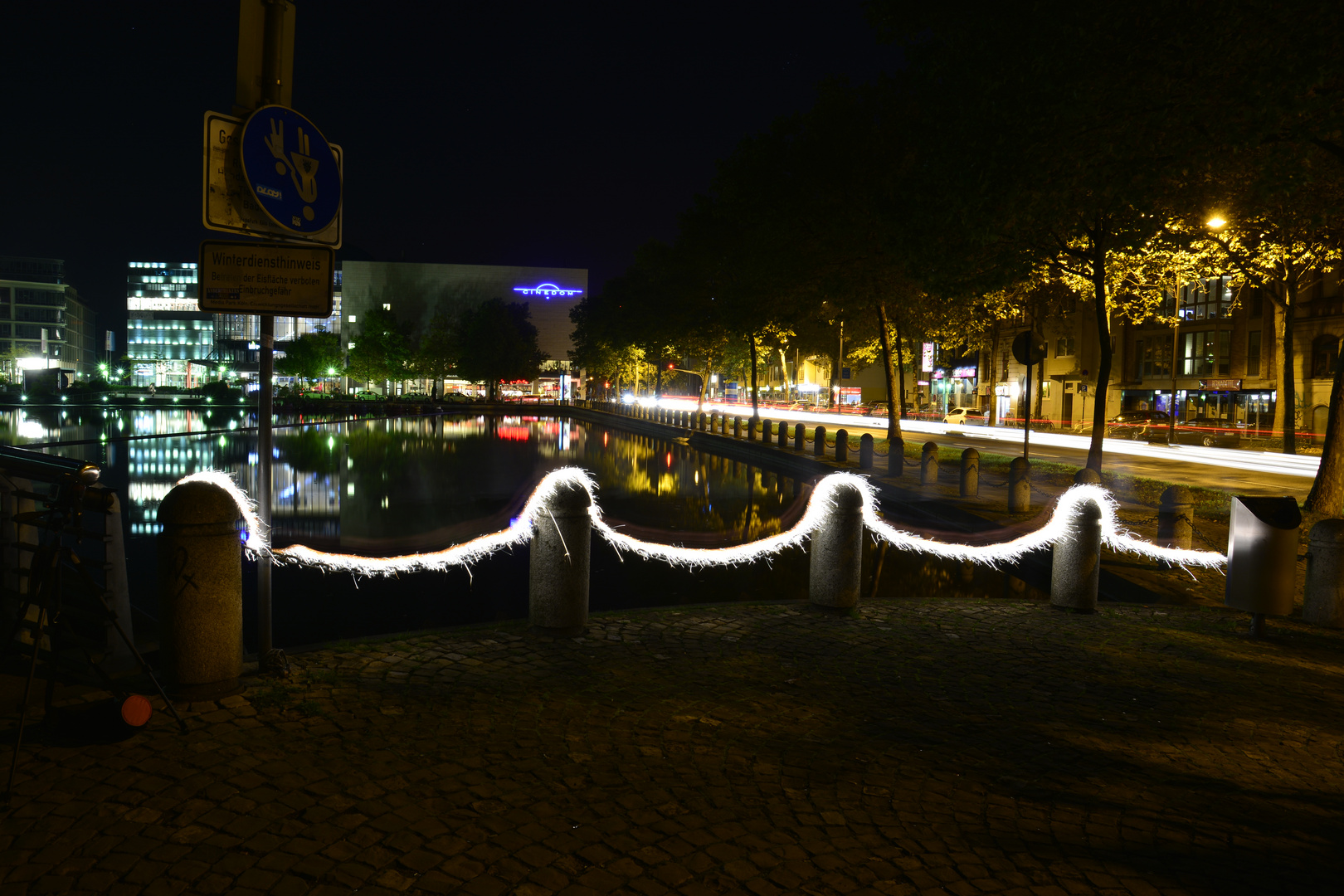 Brennende Ketten am Kölner Medienpark