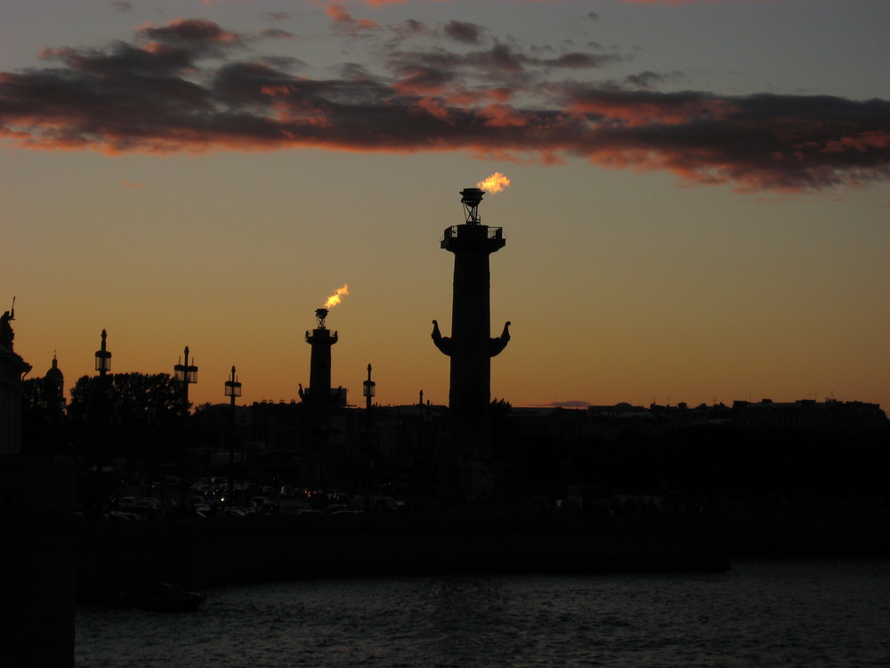 "Brennende" Rostrasäulen in St. Petersburg