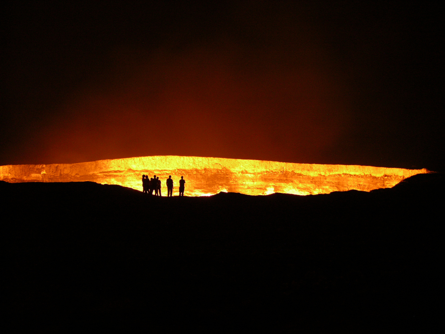 Brennender Gaskrater bei Nacht