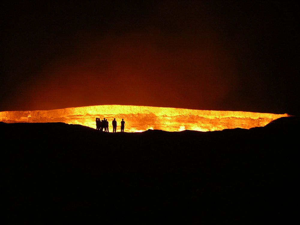 Brennender Gaskrater bei Nacht