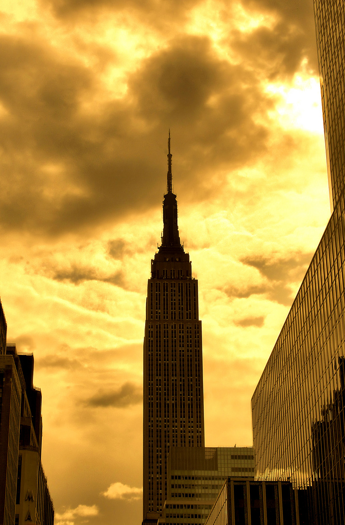 Brennender Himmel über dem Empire State Building