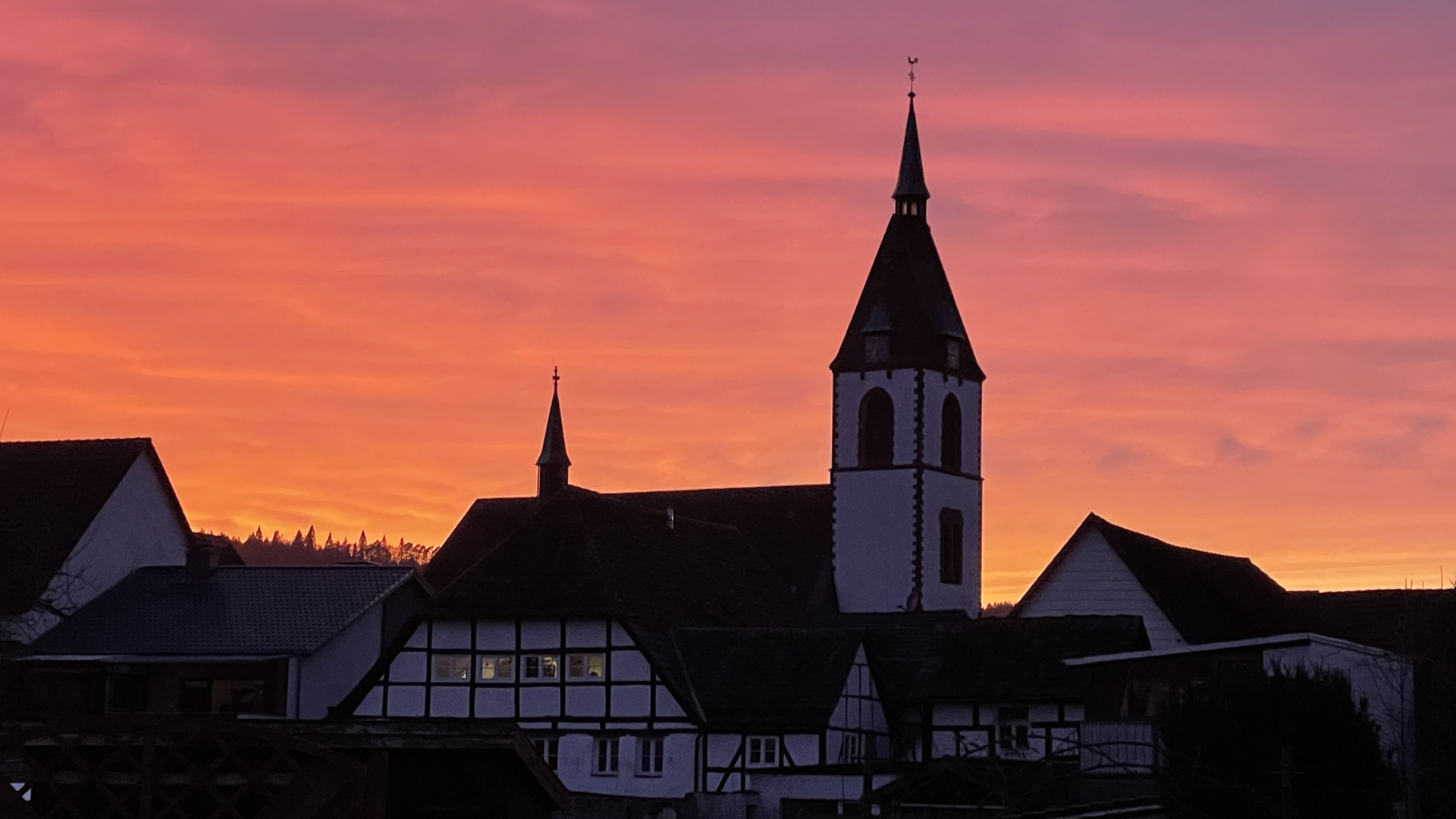 Brennender Himmel über dem Kirchturm von Lüchtringen 