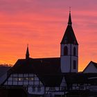 Brennender Himmel über dem Kirchturm von Lüchtringen 