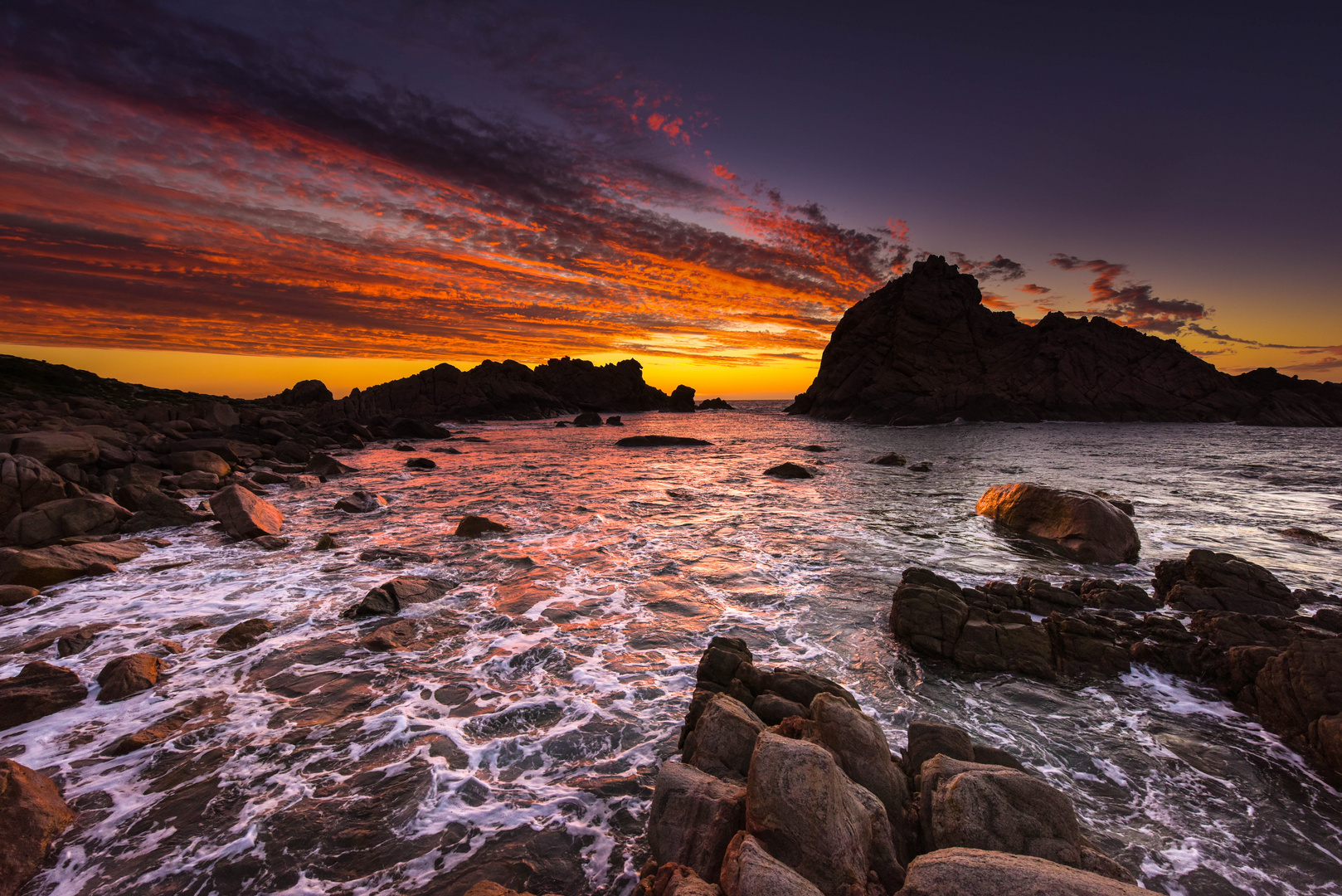 Brennender Himmel über Sugarloaf Rock