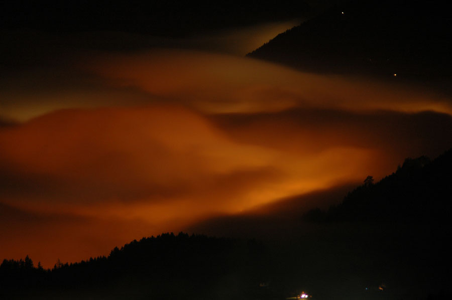 Brennender Nebel im Tal