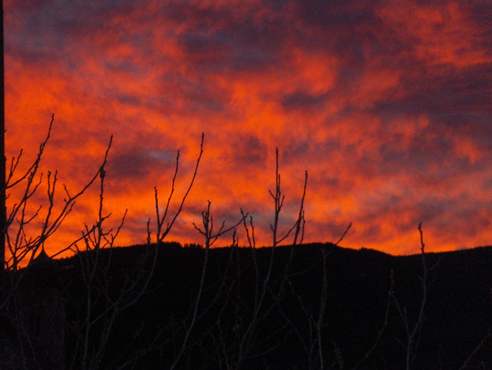 brennender Sonnenuntergang vom Fenster aus