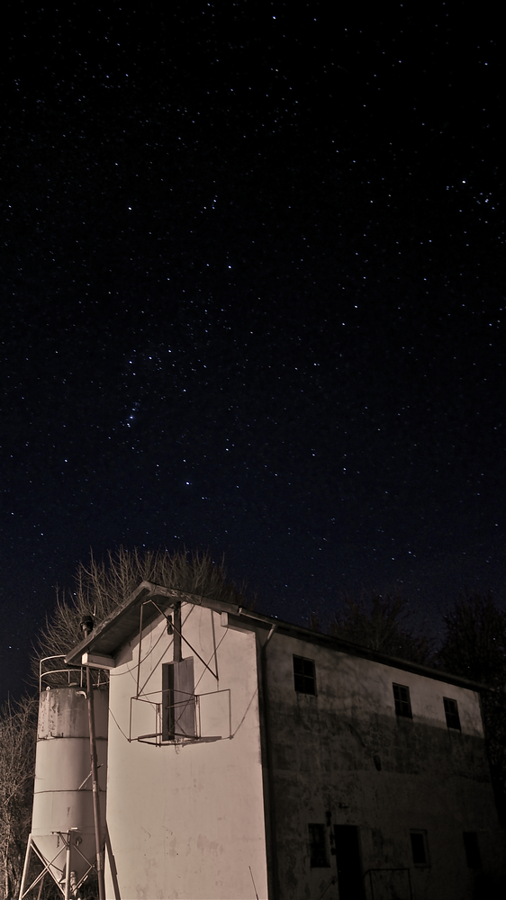 Brennerei bei Nacht