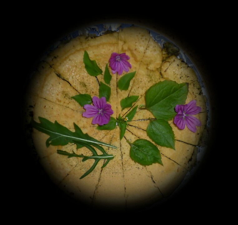 Brennnesselomelett mit Knopfkraut und Malvenblüten