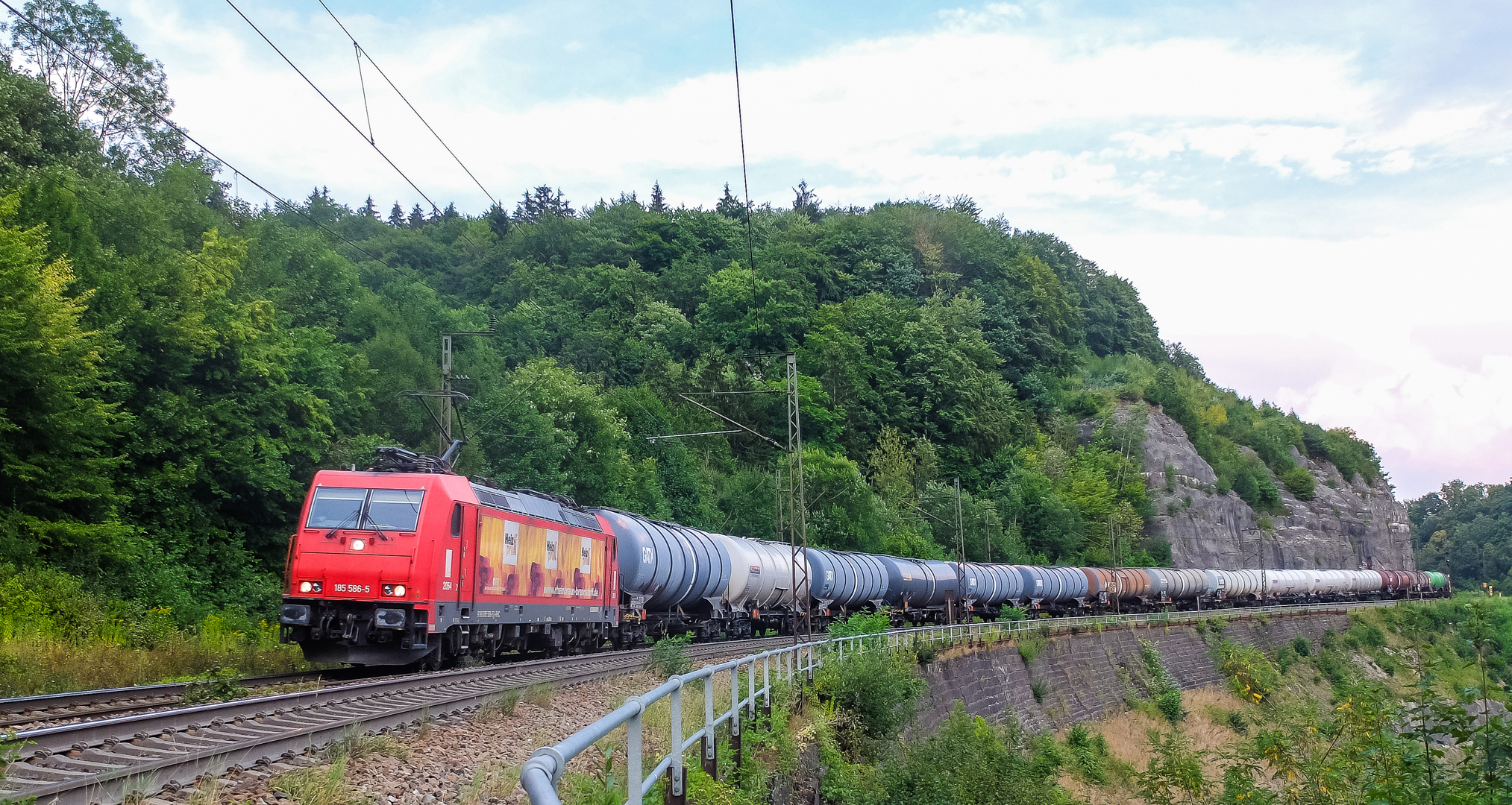 Brennstoff-Werbung vor Kesselwagen