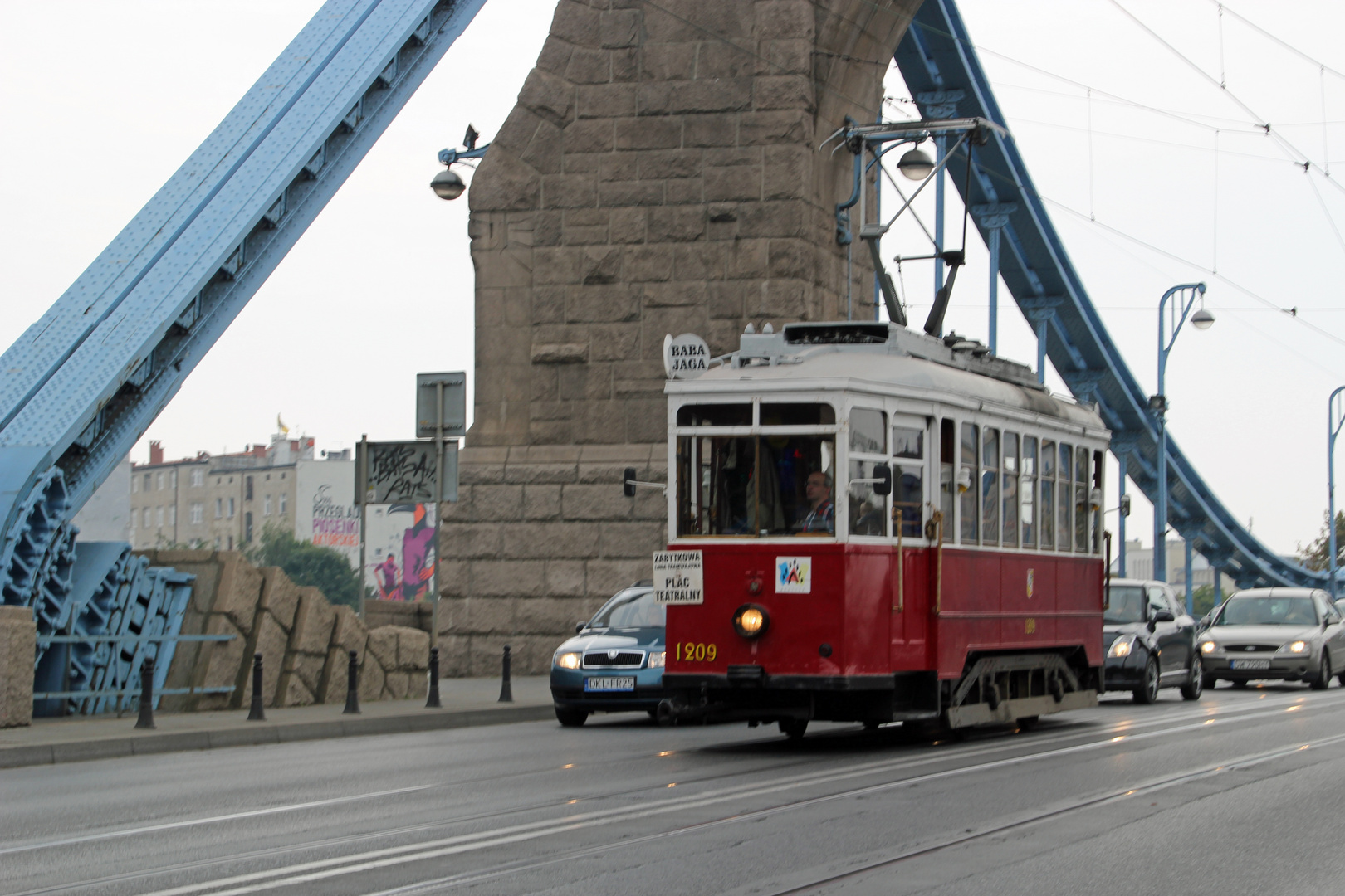 Breslau: Historische Straßenbahn auf der Grunwaldzkibrücke (Kaiserbrücke)