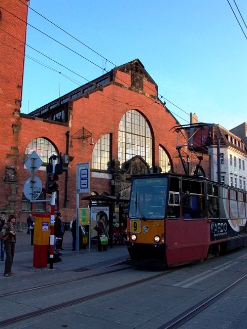 Breslau:Die Markthalle mit Straßenbahn