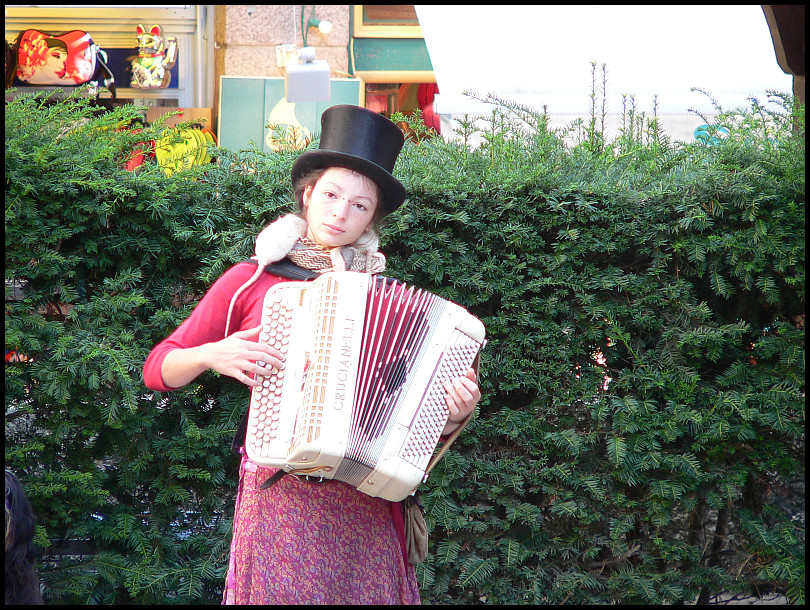 Bretagne 10 - Straßenmusikerin