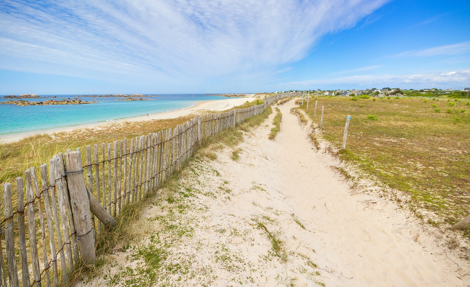 Bretagne - Der Weg entlang des Strandes von Kerloun