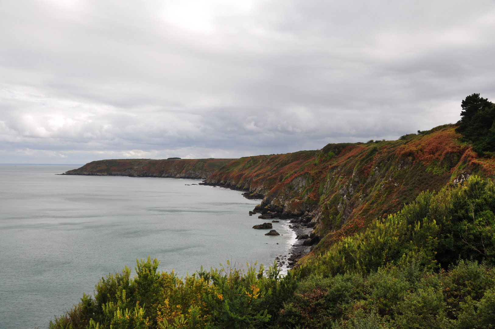 Bretagne - Herbstliche Steilküste