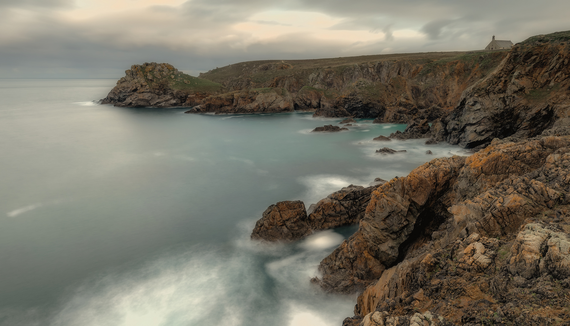 Bretagne, Januar: Pointe du Van mit der Chapelle Saint-They