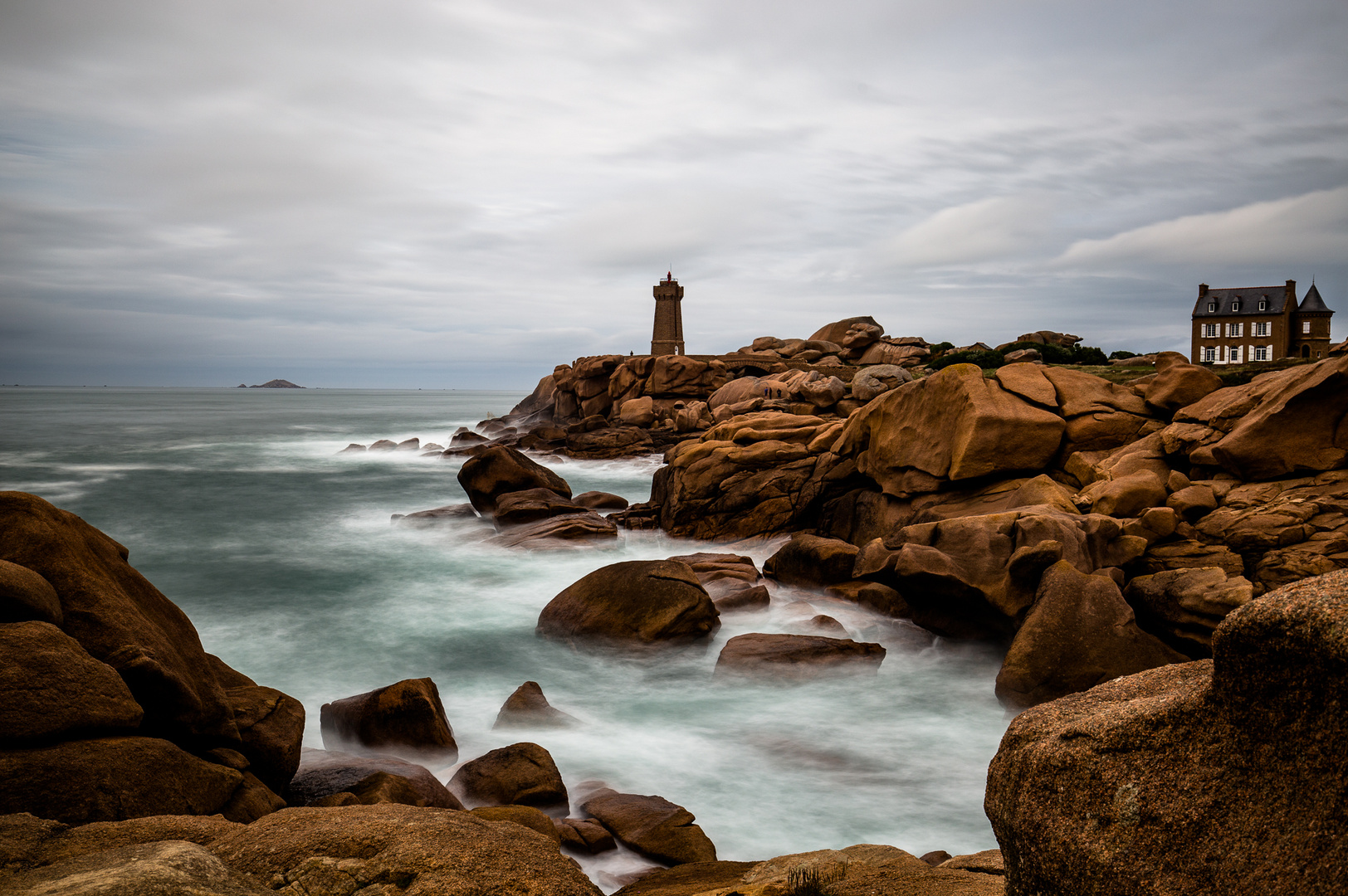 Bretagne, Le Phare De Ploumanac'h