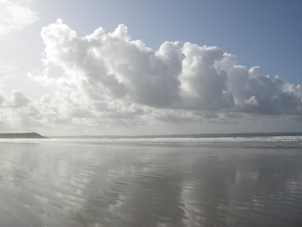 Bretagne Pentrez Wolken am Strand von Saint Nic