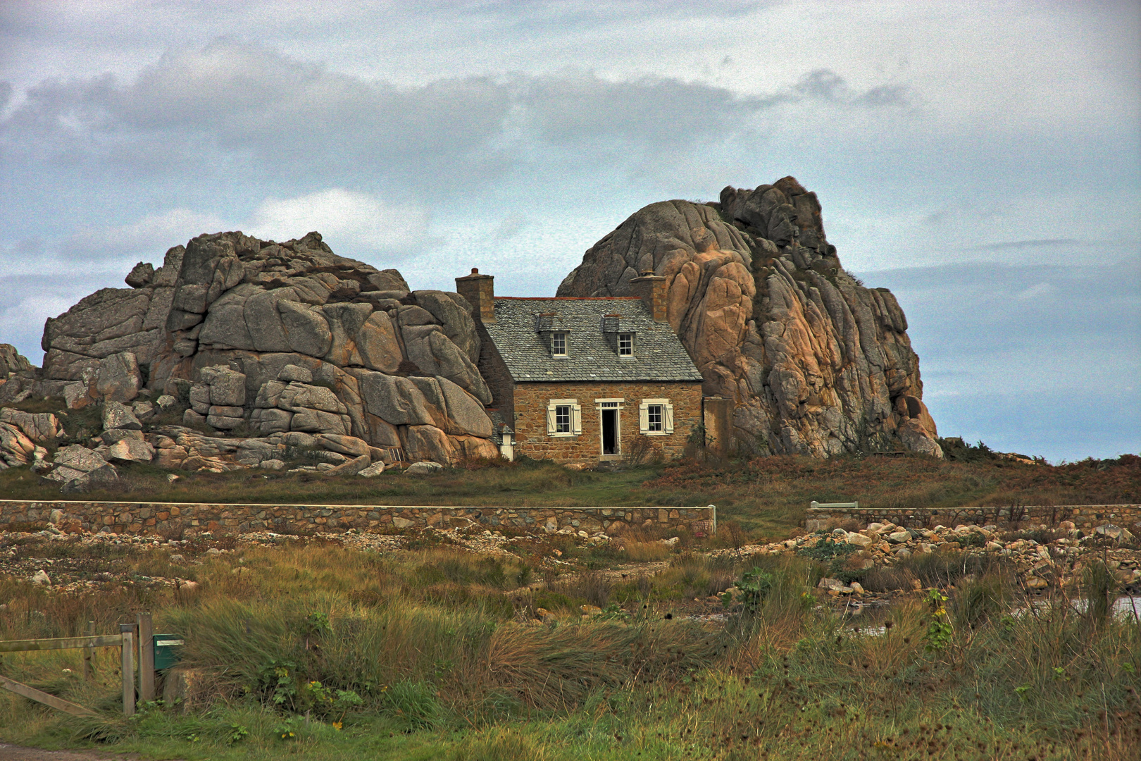 Bretange Haus zwischen den Felsen