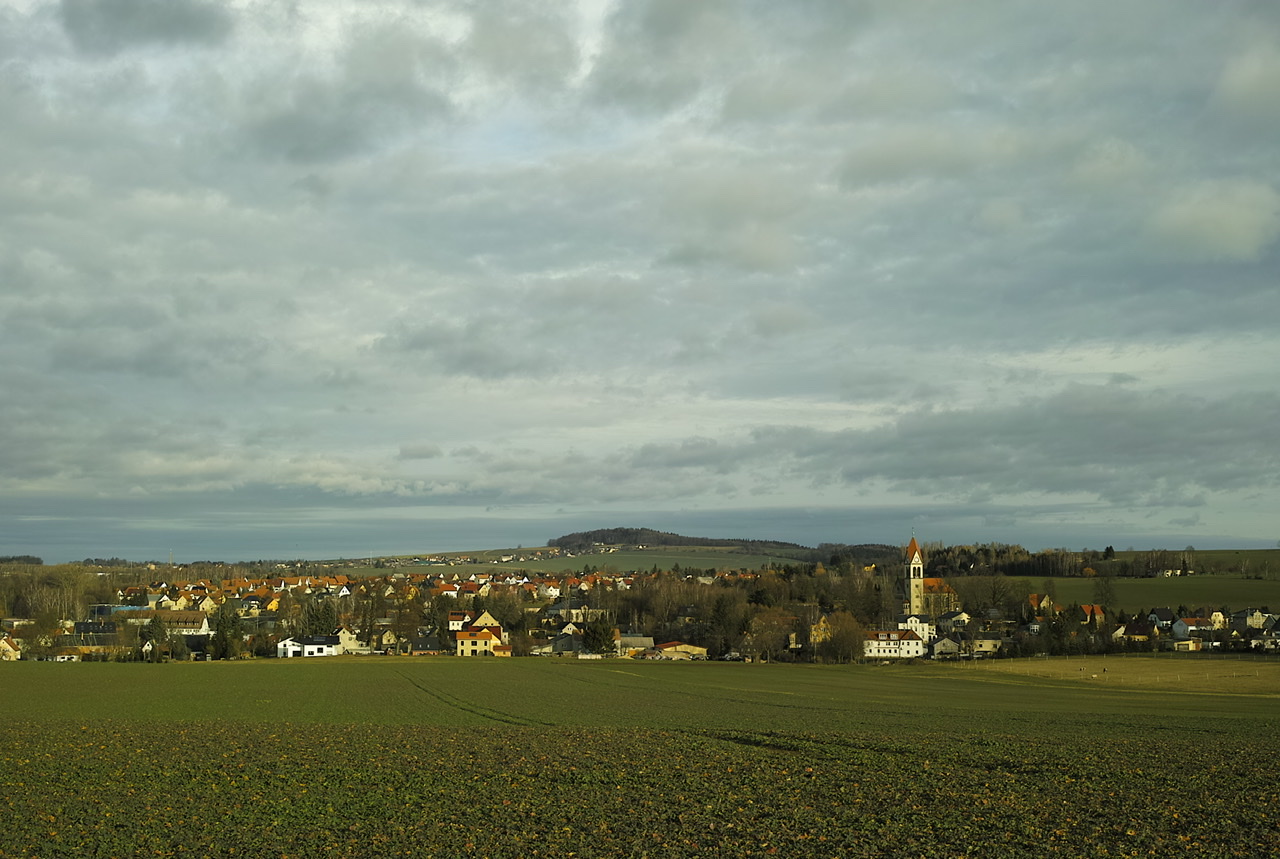 Bretnig mit Ohorner Schleißberg im Hintergrund 