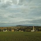 Bretnig mit Ohorner Schleißberg im Hintergrund 