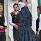 Bretonische Tracht im Vorbeifahren aufgenommen