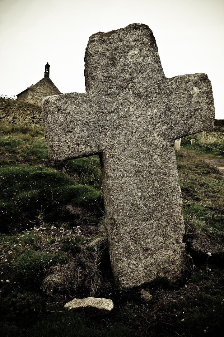 Bretonisches Kreuz vor Kirche