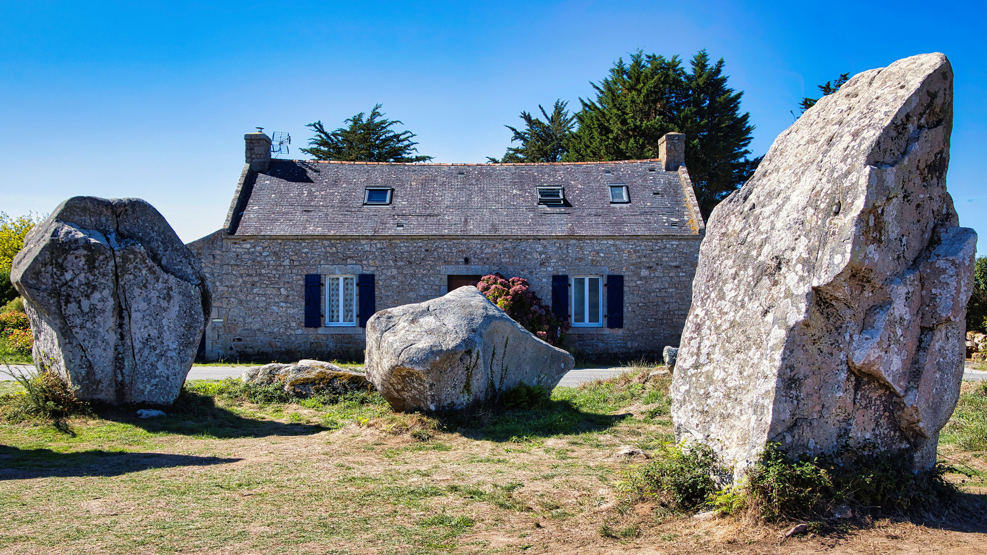 Bretonisches Wohnhaus und neolithische Menhire