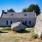 Bretonisches Wohnhaus und neolithische Menhire
