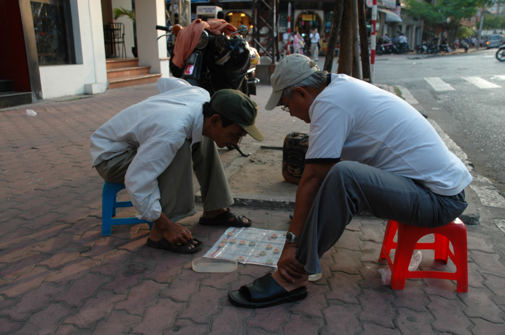 Brettspiel auf dem Gehweg in Saigon (Ho Chi Minh)