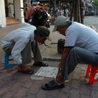 Brettspiel auf dem Gehweg in Saigon (Ho Chi Minh)