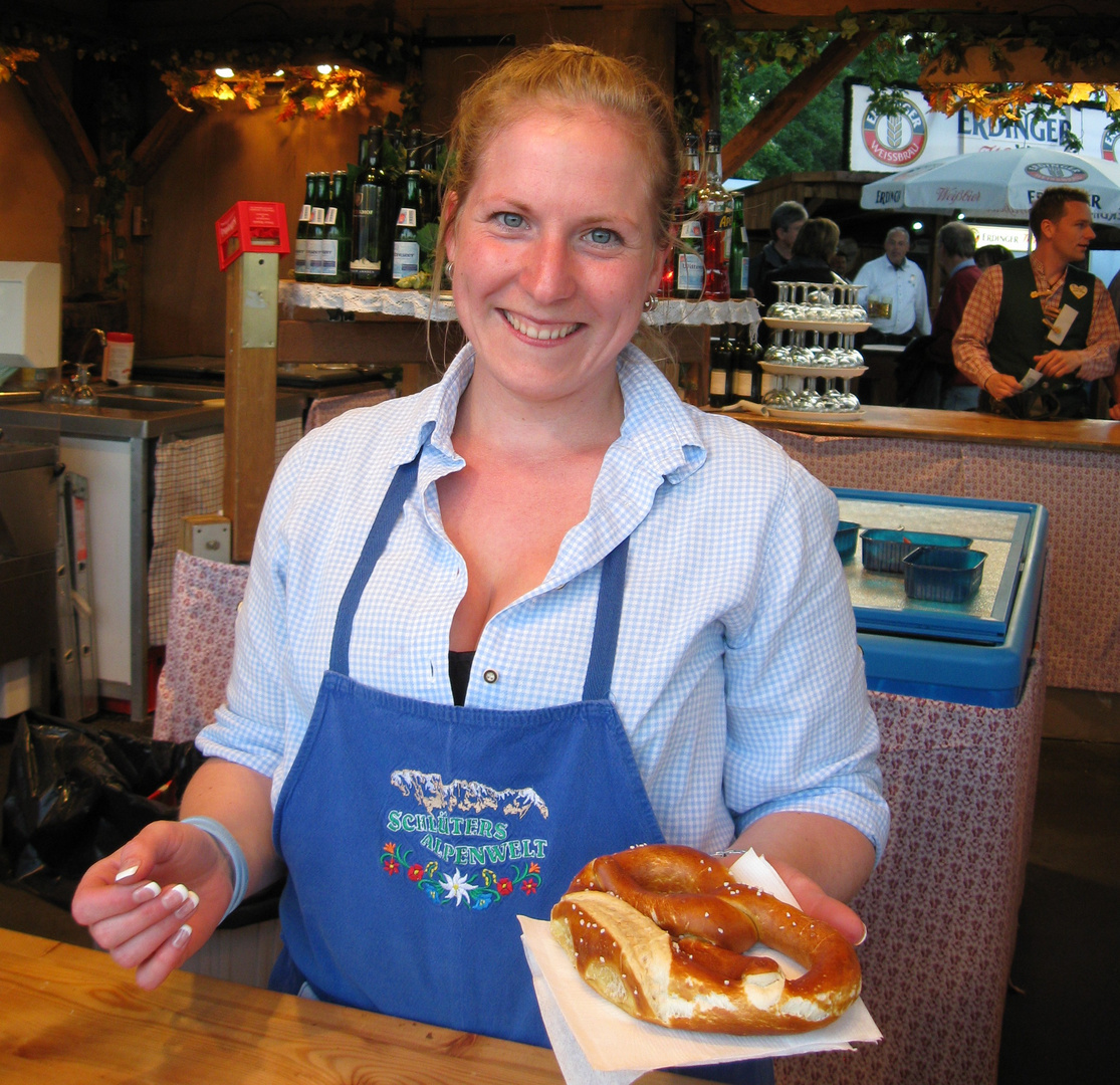 Brezel Girl + Weizen Bier