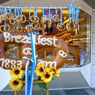 Brezelfest 2011 - Das Riesenbrezel wartet vor der Bäckerei auf die Abholung