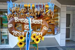 Brezelfest 2011 - Das Riesenbrezel wartet vor der Bäckerei auf die Abholung