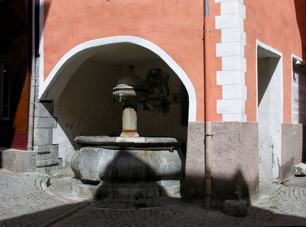 Briançon(Hautes Alpes), die hohe Stadt,: &quot;la grande gargouille&quot;:fontaine des soupirs(Seufz