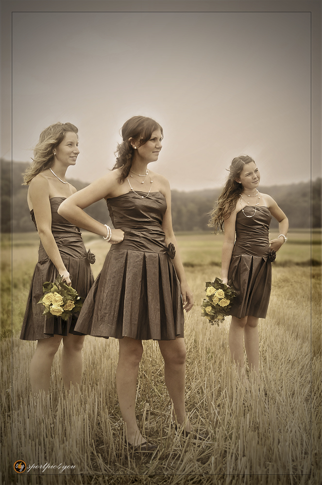 bridesmaids in straw...