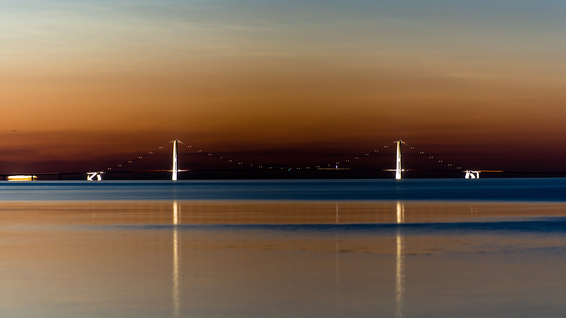 bridge-over-the-great-belt-by-night