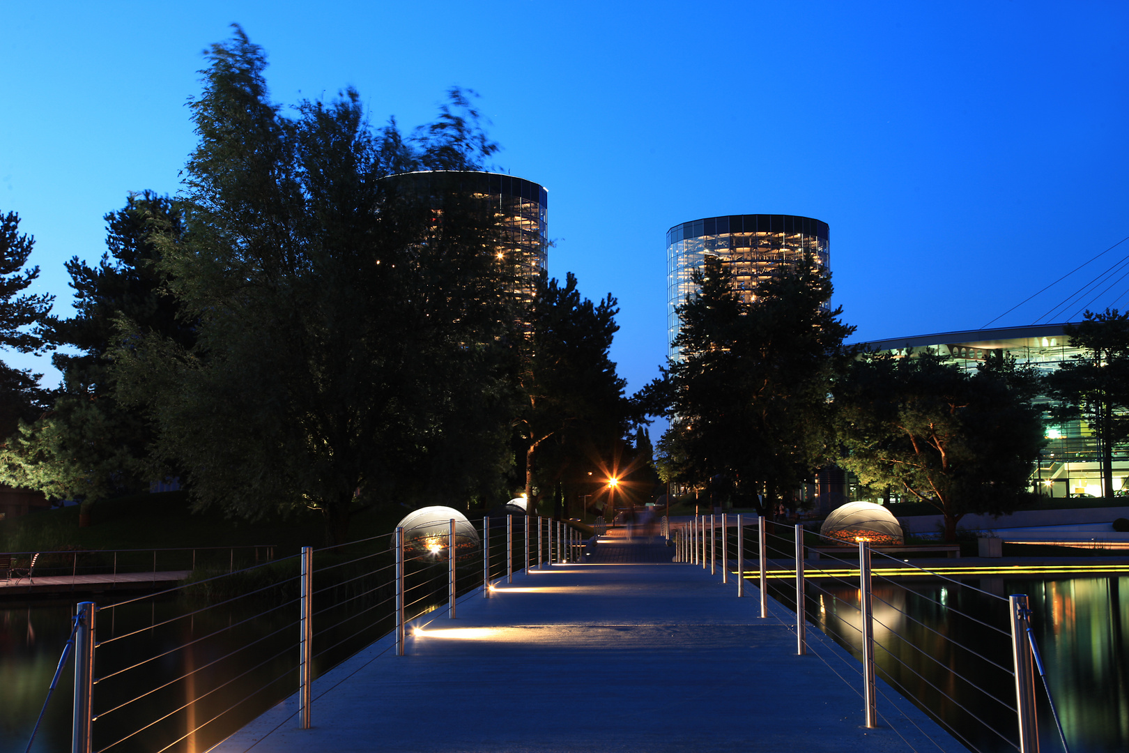 bridge with a * . . . eine Brücke mit *  .  .  .  (Autostadt Wolfsburg)