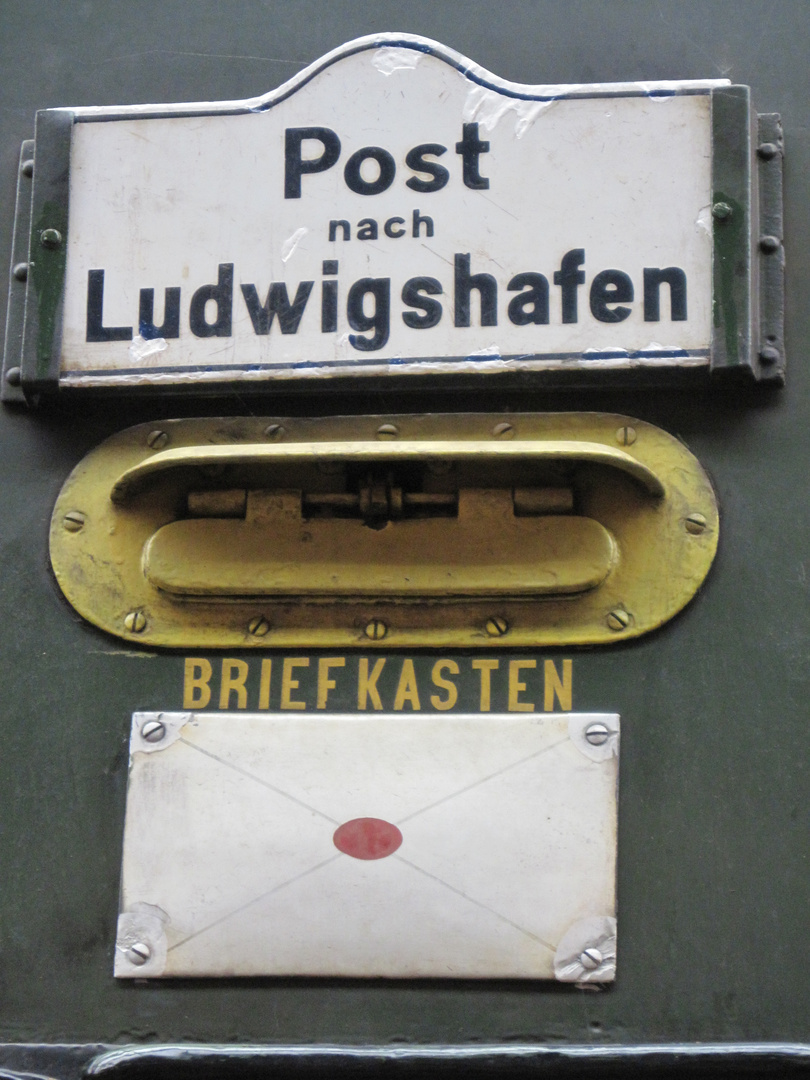 Briefkasten am Eisenbahnwaggon