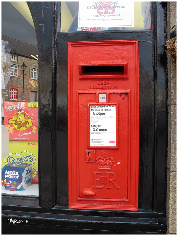 Briefkasten im Schaufenster, Zeitungsladen in Corbridge