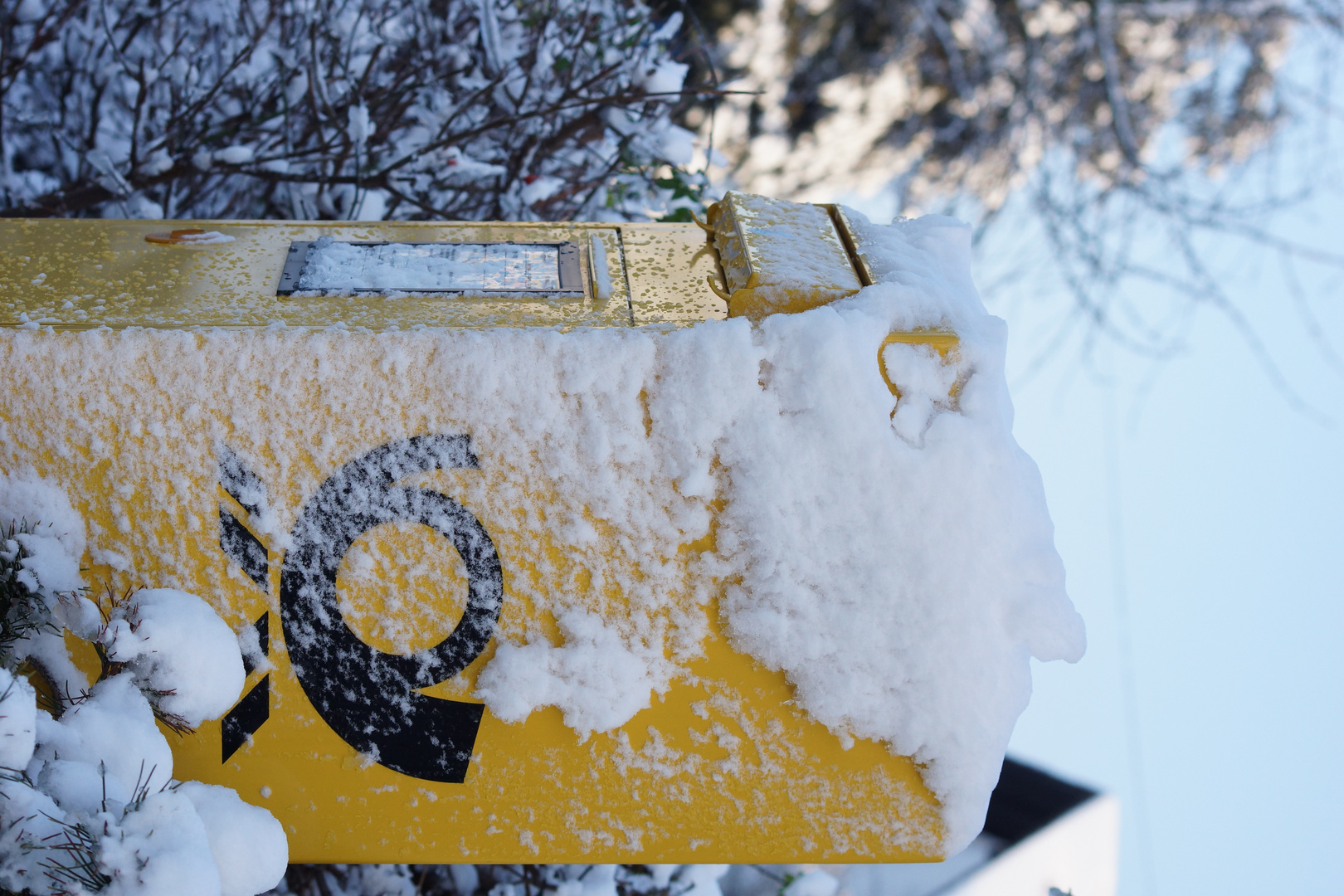 Briefkasten im Schnee