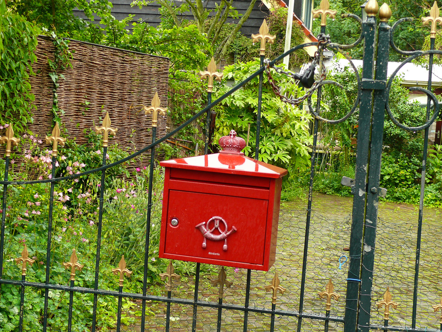 briefkasten in red